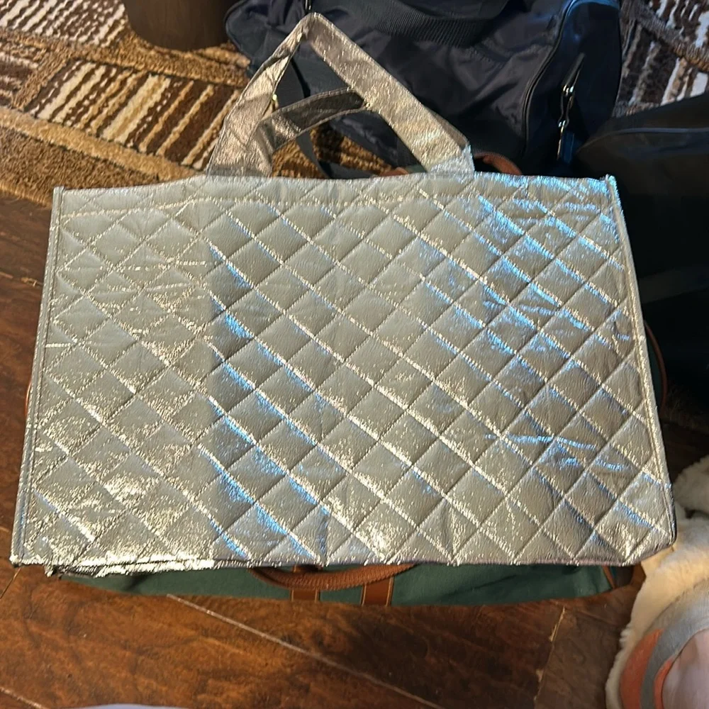 If you like bling this carryall is for you!